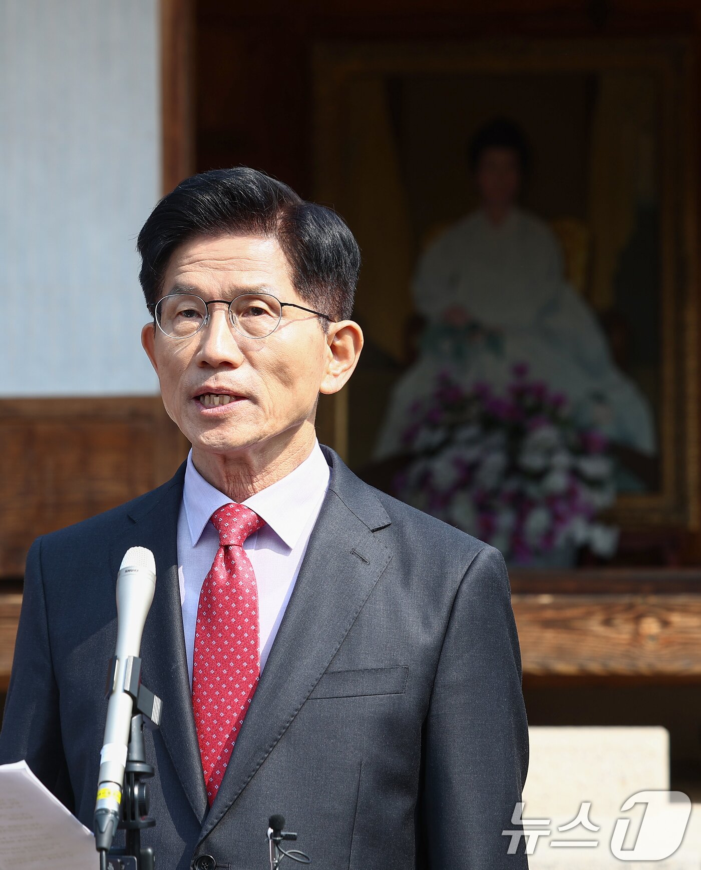 본문 이미지 - 김문수 국민의힘 대통령 후보가 25일 오전 충북 옥천군 박정희 전 대통령의 부인 육영수 여사 생가를 둘러본 뒤 현안 관련 브리핑을 하고 있다. 2025.5.25/뉴스1 ⓒ News1 김민지 기자