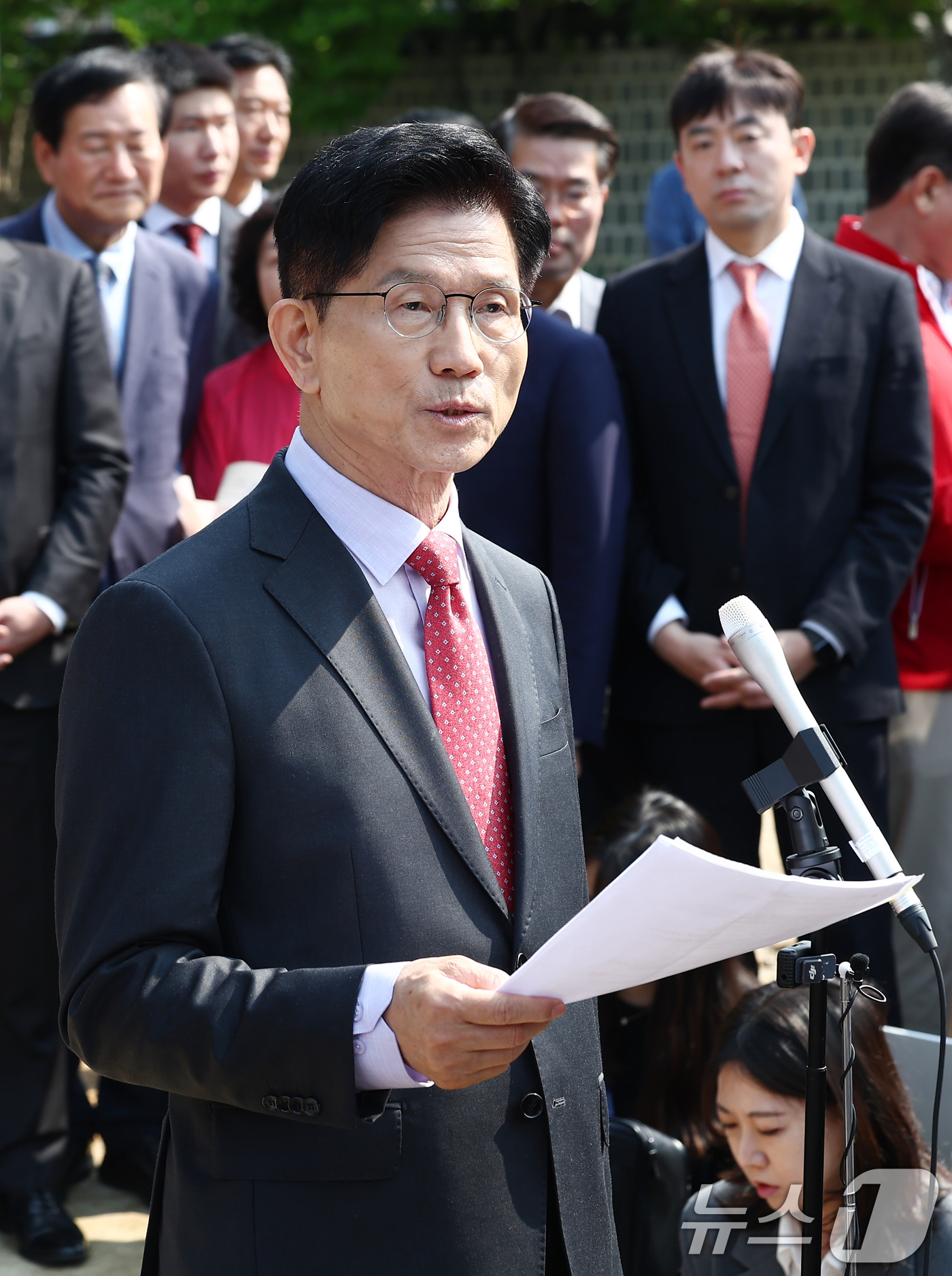 (옥천=뉴스1) 김민지 기자 = 김문수 국민의힘 대통령 후보가 25일 오전 충북 옥천군 박정희 전 대통령의 부인 육영수 여사 생가를 둘러본 뒤 현안 관련 브리핑을 하고 있다. 20 …