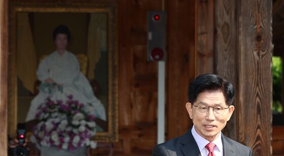 김문수, 육영수 여사 생가 앞 현안 입장 발표