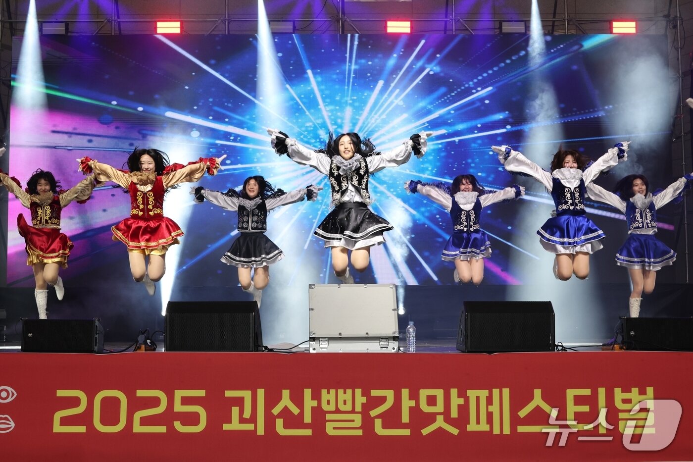 본문 이미지 - 지난 24일 충북 괴산서 열린 빨산맛치어리더대회에 참가한 팀이 열정적인 공연을 하고 있다.&#40;괴산군 제공, 재판매 및 DB금지&#41;/뉴스1