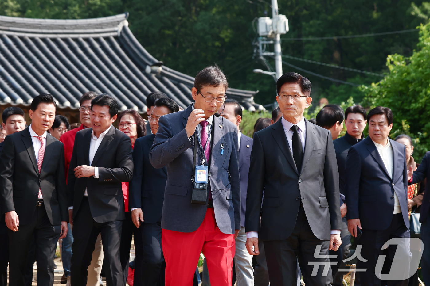 (옥천=뉴스1) 김민지 기자 = 김문수 국민의힘 대통령 후보가 25일 오전 충북 옥천군 박정희 전 대통령의 부인 육영수 여사 생가를 방문해 둘러보고 있다. 2025.5.25/뉴스1 …