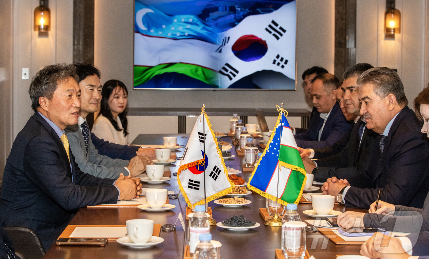 (서울=뉴스1) = 이학재 인천국제공항공사 사장이 지난 23일 서울 롯데호텔에서 우즈베키스탄 라마토프 아칠바이 부총리와 '우즈벡 우르겐치 공항 개발사업 협력을 위한 양해각서(MOU …