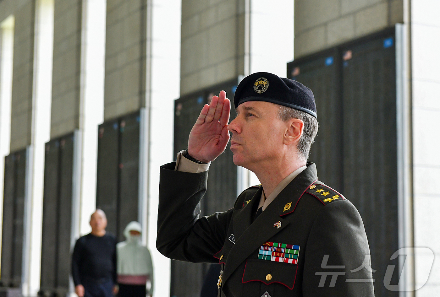 (서울=뉴스1) = 카스파르스 푸단스(Kaspars Pudāns) 라트비아 국방참모총장이 지난 24일 서울 용산구 전쟁기념관 전사자명비를 찾아 참배하고 있다. (전쟁기념사업회 제공 …
