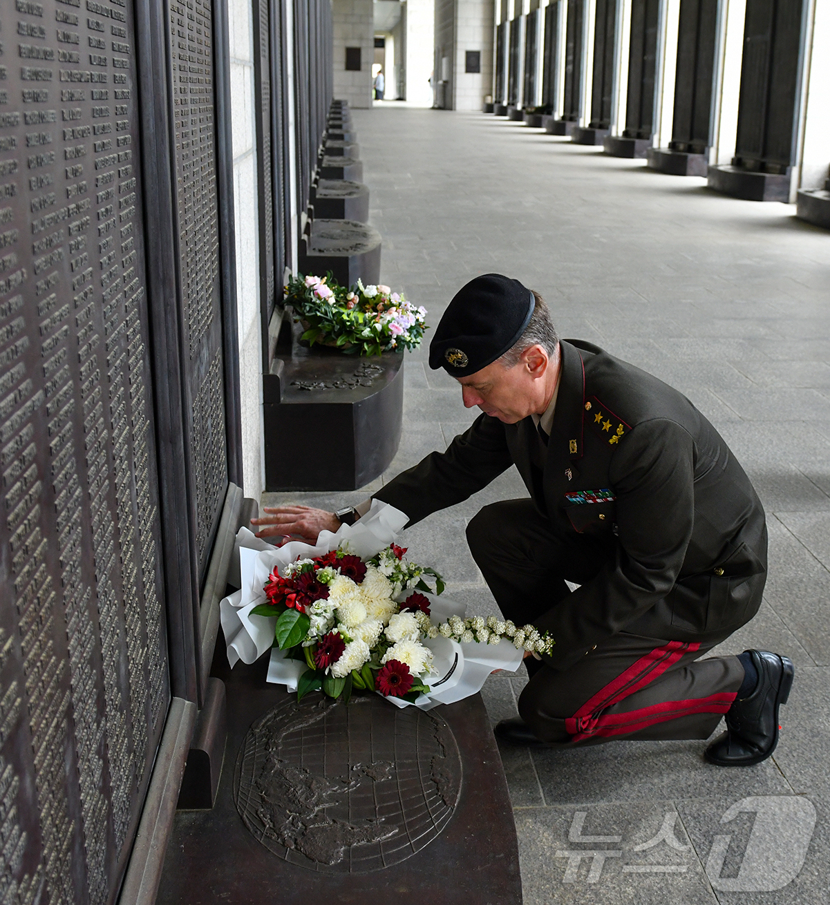 (서울=뉴스1) = 카스파르스 푸단스(Kaspars Pudāns) 라트비아 국방참모총장이 지난 24일 서울 용산구 전쟁기념관을 방문해 전사자명비에 헌화하고 있다. (전쟁기념사업회 …