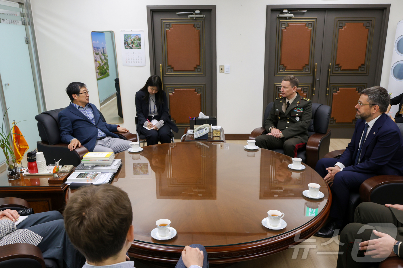 (서울=뉴스1) = 백승주 전쟁기념사업회장이 지난 24일 서울 용산구 전쟁기념관을 방문한 카스파르스 푸단스(Kaspars Pudāns) 라트비아 국방참모총장과 환담을 하고 있다. …