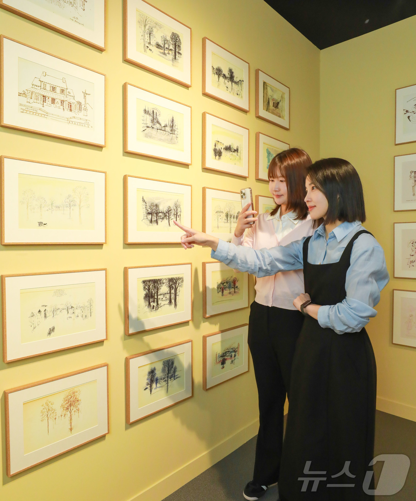 (서울=뉴스1) = 25일 오전 서울 강남구 현대백화점 무역센터점 문화홀을 찾은 시민이 미셸 들라크루아 특별전 \'영원히, 화가\' 전시를 관람하고 있다.현대백화점은 전 세계 최초 …