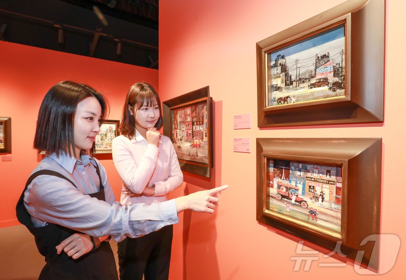 (서울=뉴스1) = 25일 오전 서울 강남구 현대백화점 무역센터점 문화홀을 찾은 시민이 미셸 들라크루아 특별전 \'영원히, 화가\' 전시를 관람하고 있다.현대백화점은 전 세계 최초 …