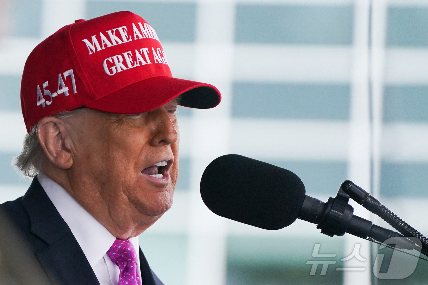 (뉴욕 로이터=뉴스1) 우동명 기자 = 도널드 트럼프 미국 대통령이 24일(현지시간) 뉴욕주에 있는 웨스트포인트 육군사관학교 졸업식서 "우리나라를 제외한 모든 나라를 방어하는 게 …