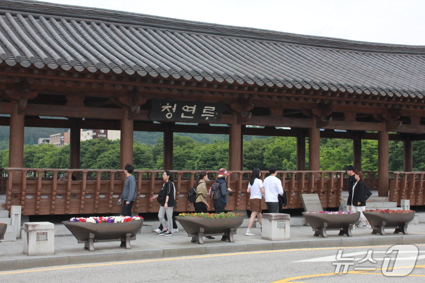 본문 이미지 -  드라마 '당신의 맛' 촬영지 전북 전주한옥마을 인근 청연루가 관광객들로 북적이고 있다. 