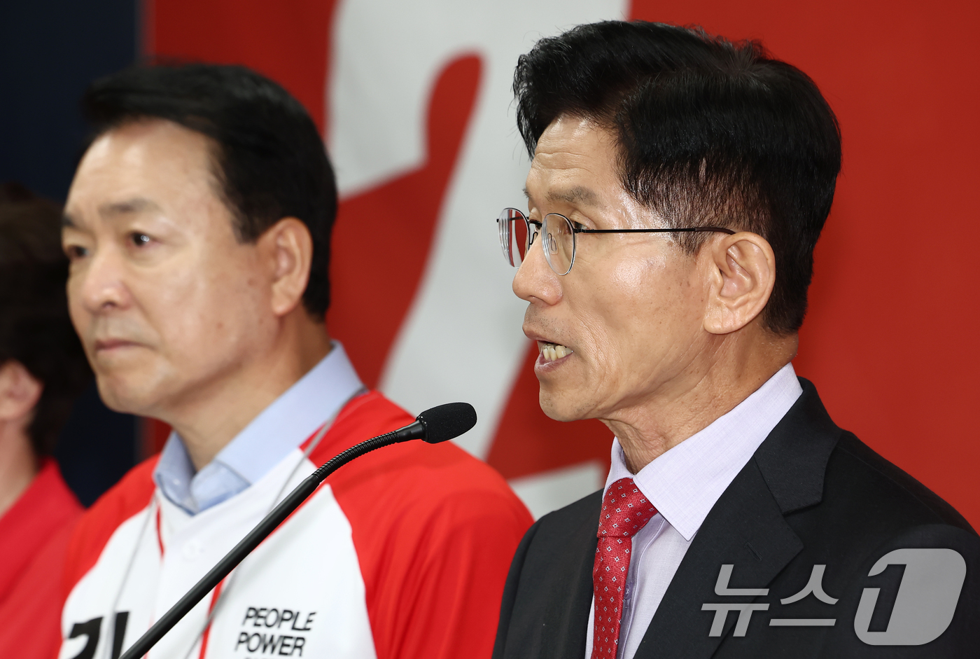 (계룡=뉴스1) 김민지 기자 = 김문수 국민의힘 대통령 후보가 25일 오전 충남 계룡시 계룡 병영체험관에서 "국방을 새롭게, 선진 강군 육성" 국방 공약 발표를 하고 있다. 202 …