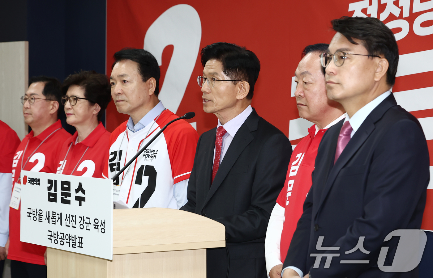 (계룡=뉴스1) 김민지 기자 = 김문수 국민의힘 대통령 후보가 25일 오전 충남 계룡시 계룡 병영체험관에서 "국방을 새롭게, 선진 강군 육성" 국방 공약 발표를 하고 있다. 202 …