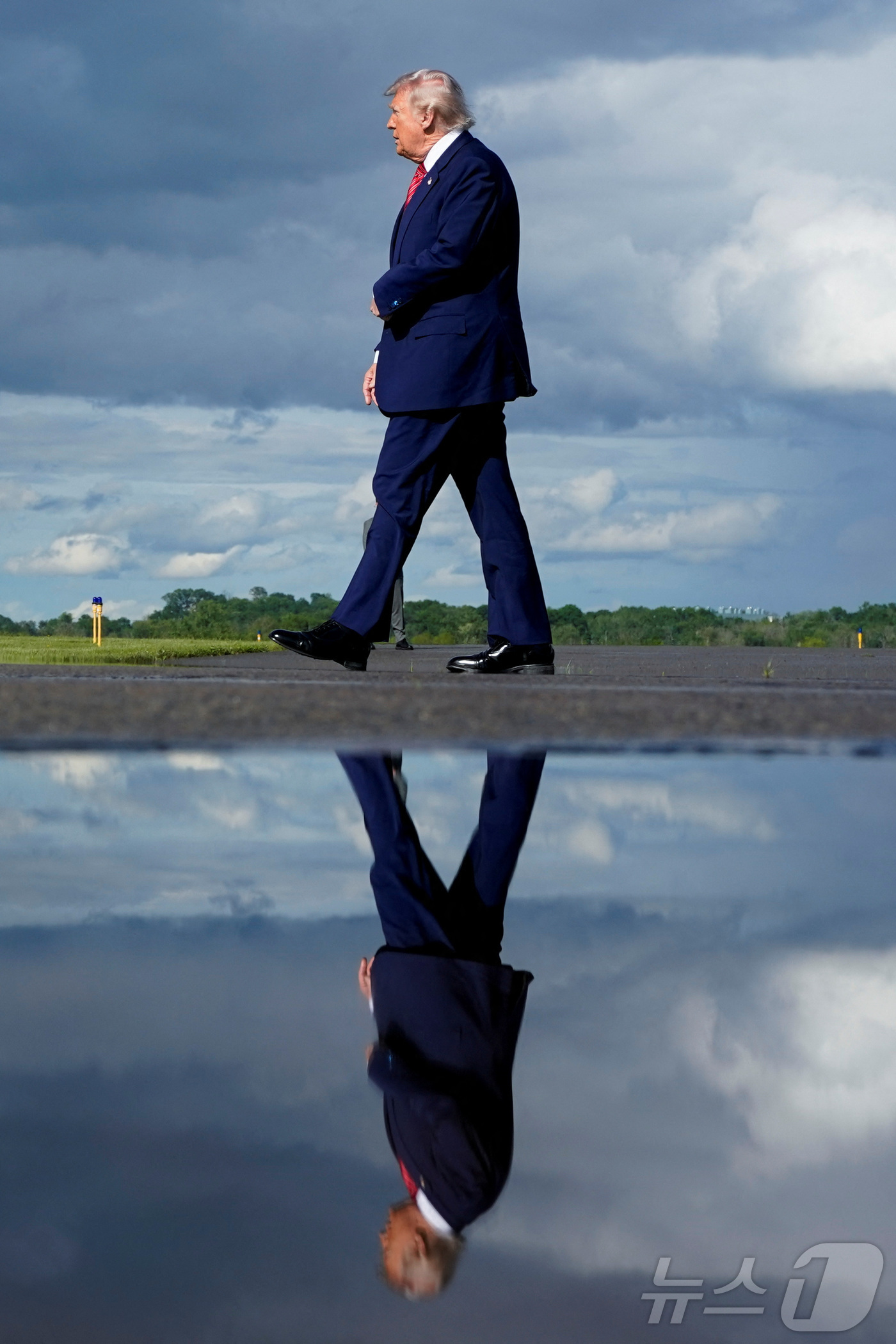 (모리스타운 로이터=뉴스1) 우동명 기자 = 도널드 트럼프 미국 대통령이 23일(현지시간) 뉴저지주 모리스타운 공항에 도착해 걸어 가고 있다. 2025.5.25ⓒ 로이터=뉴스1
