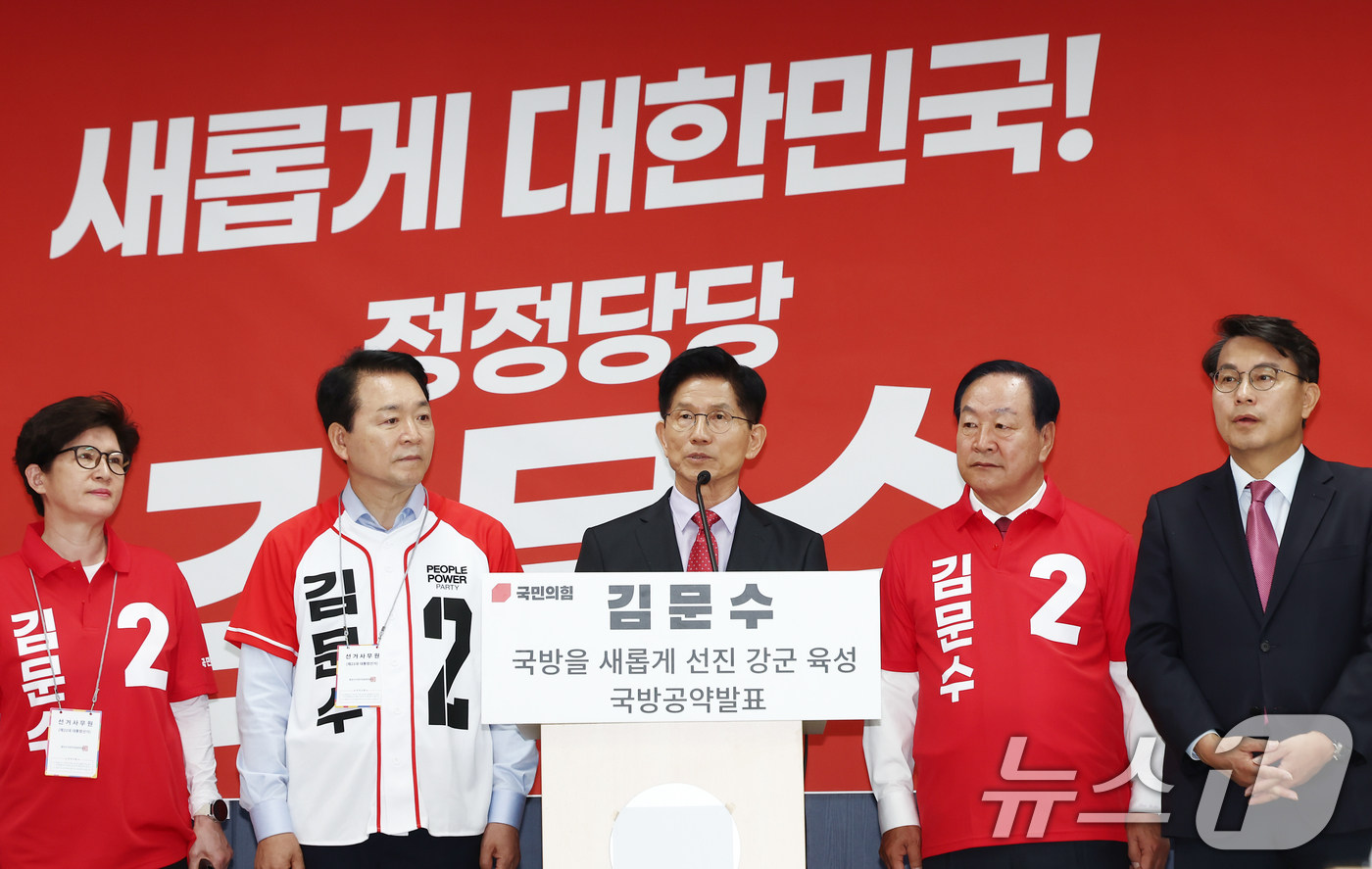 (계룡=뉴스1) 김민지 기자 = 김문수 국민의힘 대통령 후보가 25일 오전 충남 계룡시 계룡 병영체험관에서 "국방을 새롭게, 선진 강군 육성" 국방 공약 발표를 하고 있다. 202 …