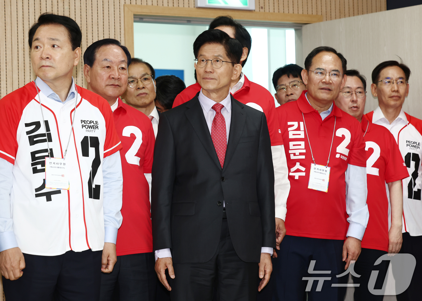 (계룡=뉴스1) 김민지 기자 = 김문수 국민의힘 대통령 후보가 25일 오전 충남 계룡시 계룡 병영체험관에서 "국방을 새롭게, 선진 강군 육성" 국방 공약 발표를 하기 위해 들어서고 …