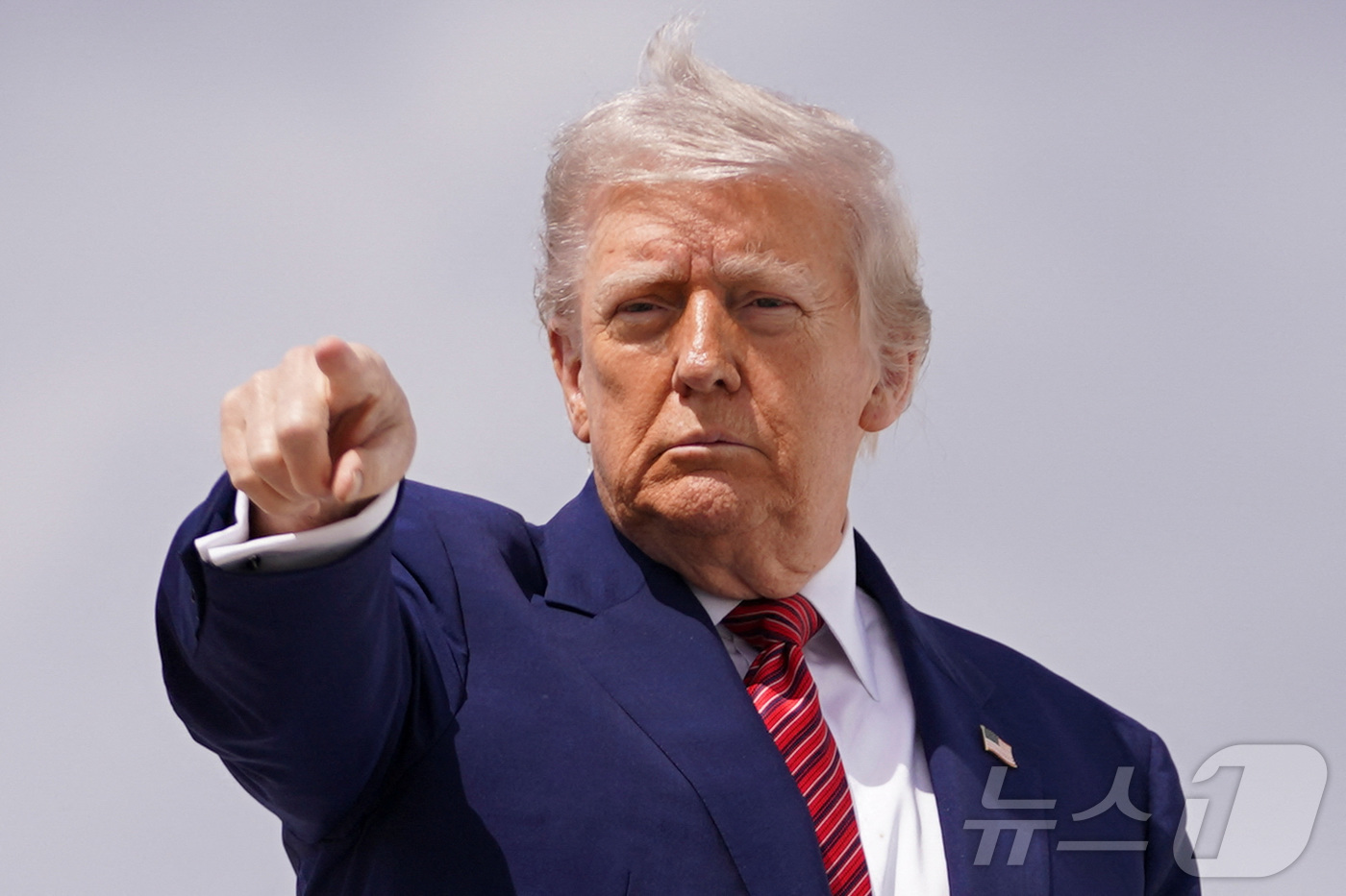 (워싱턴 로이터=뉴스1) 우동명 기자 = 도널드 트럼프 미국 대통령이 23일(현지시간) 워싱턴 인근 앤드루스 합동 기지서 뉴저지로 가는 전용기를 타고 있다. 2025.5.25ⓒ 로 …