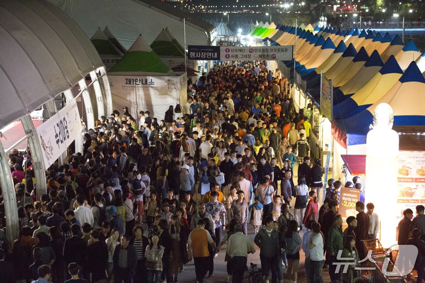 본문 이미지 - 지난해 강릉단오제에 모여든 관광객들.(강릉단오제 위원회 제공, 재판매 및 DB금지)
