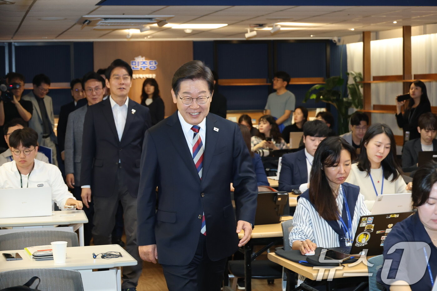 본문 이미지 - 이재명 더불어민주당 대통령 후보가 25일 오전 서울 여의도 중앙당사에서 열린기자간담회에 입장하고 있다. 2025.5.25/뉴스1 ⓒ News1 이광호 기자