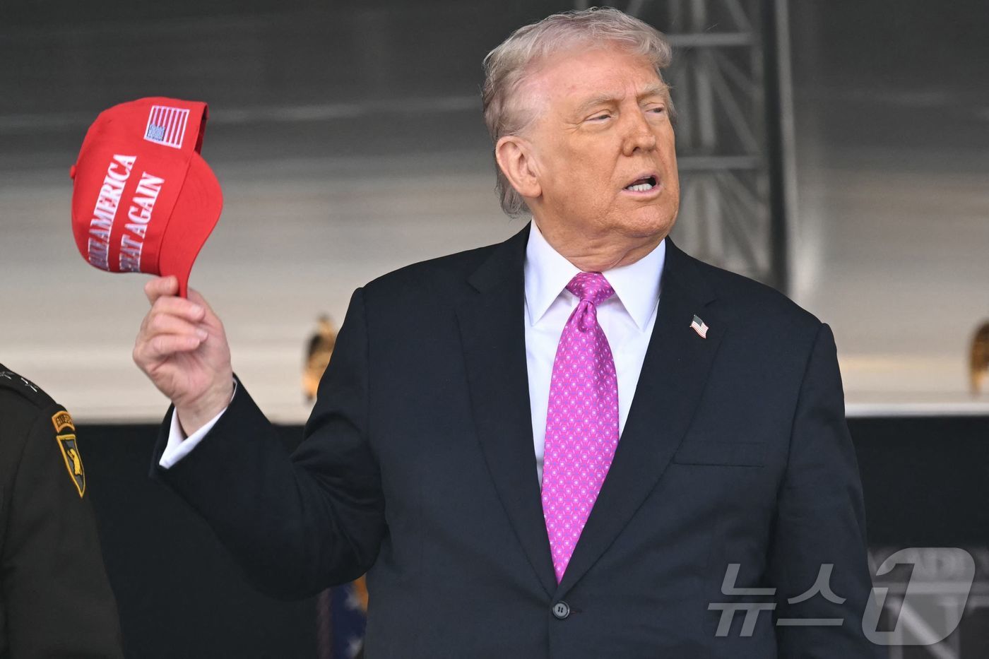 (뉴욕 AFP=뉴스1) 우동명 기자 = 도널드 트럼프 미국 대통령이 24일(현지시간) 뉴욕에 있는 웨스트포인트 육군사관학교 졸업식서 연설을 마친 뒤 떠나고 있다. 2025.5.25 …