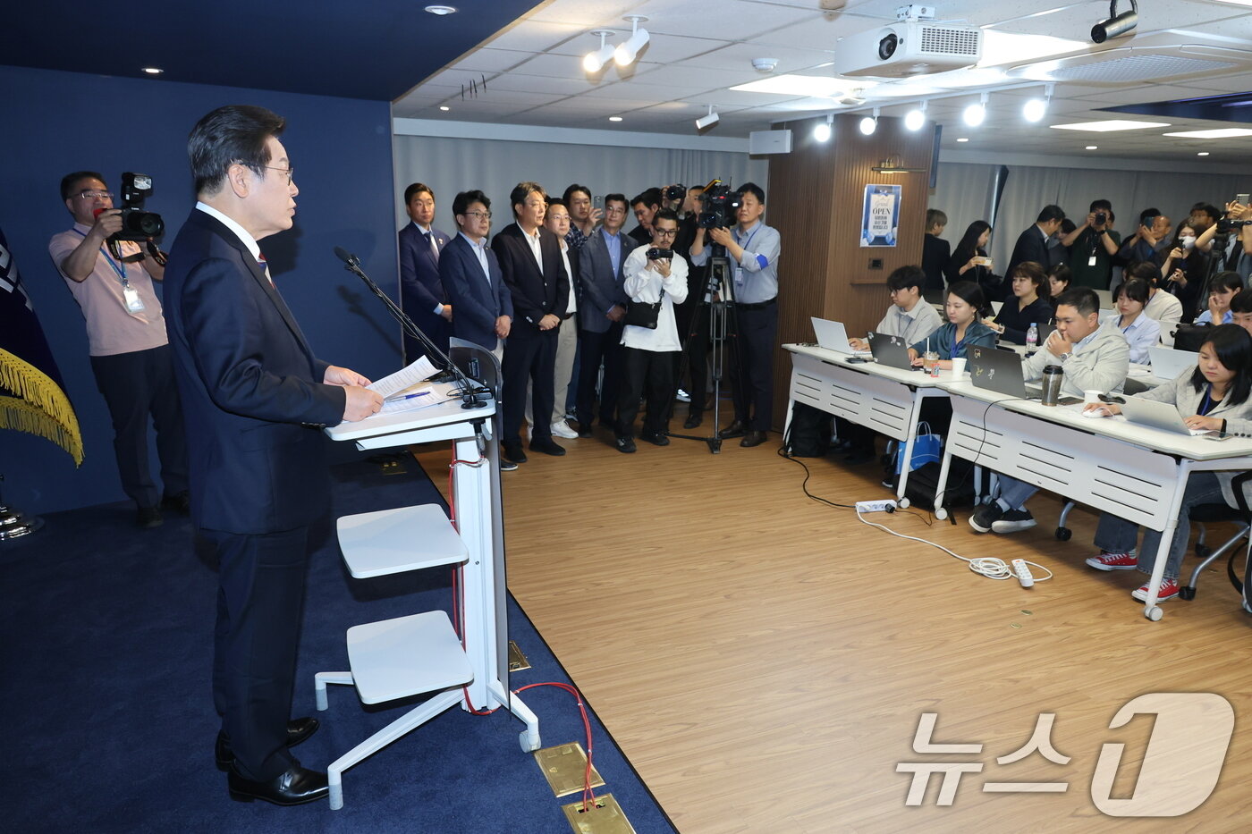 본문 이미지 - 이재명 더불어민주당 대통령 후보가 25일 오전 서울 여의도 중앙당사에서 가진 기자간담회에서 모두 발언하고 있다. 2025.5.25/뉴스1 ⓒ News1 이광호 기자