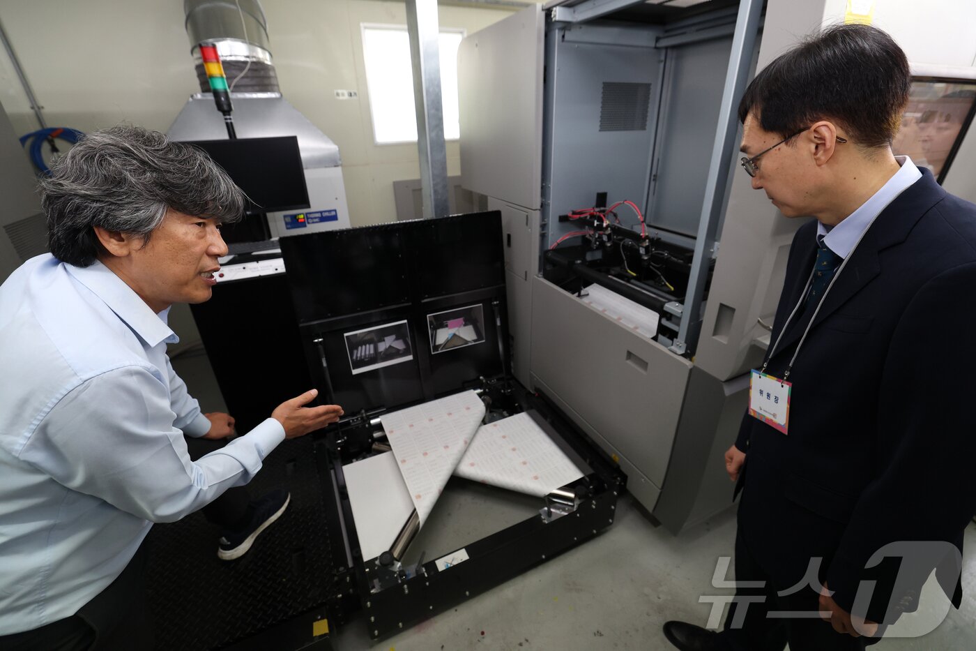 본문 이미지 - 제21대 대통령선거를 9일 앞둔 25일 오전 경기 안양시 동안구 한 인쇄소에서 오민석 서울시선거관리위원장&#40;오른쪽&#41;이 투표용지가 인쇄 상황을 점검하고 있다. &#40;공동취재&#41; 2025.5.25/뉴스1 ⓒ News1 김진환 기자