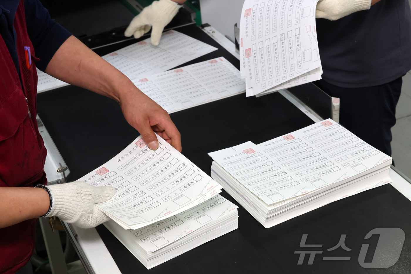 (안양=뉴스1) 김진환 기자 = 제21대 대통령선거를 9일 앞둔 25일 오전 경기 안양시 동안구 한 인쇄소에서 직원이 인쇄된 투표용지를 검수하고 있다. (공동취재) 2025.5.2 …