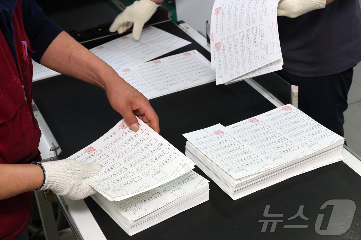 본문 이미지 - 제21대 대통령선거를 9일 앞둔 25일 오전 경기 안양시 동안구 한 인쇄소에서 직원이 인쇄된 투표용지를 검수하고 있다. &#40;공동취재&#41; 2025.5.25/뉴스1 ⓒ News1 김진환 기자