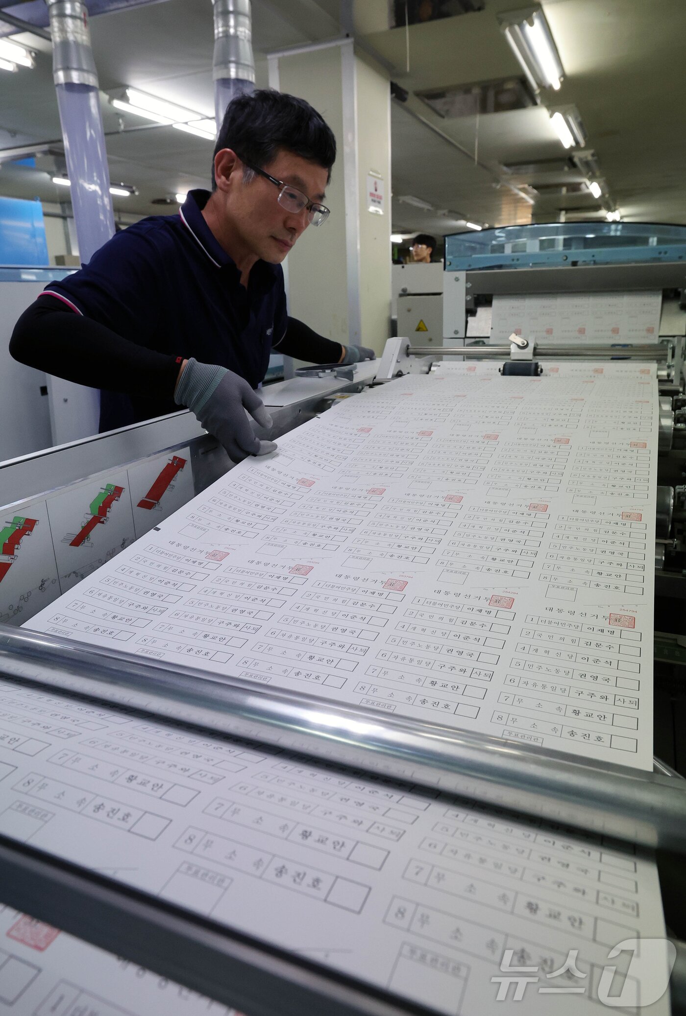 본문 이미지 - 6.3 대선 투표용지 인쇄가 시작된 가운데 25일 경기 안양시 한 인쇄소에서 한 직원이 투표용지를 살펴보고 있다. &#40;공동취재&#41; 2025.5.25/뉴스1 ⓒ News1 김진환 기자