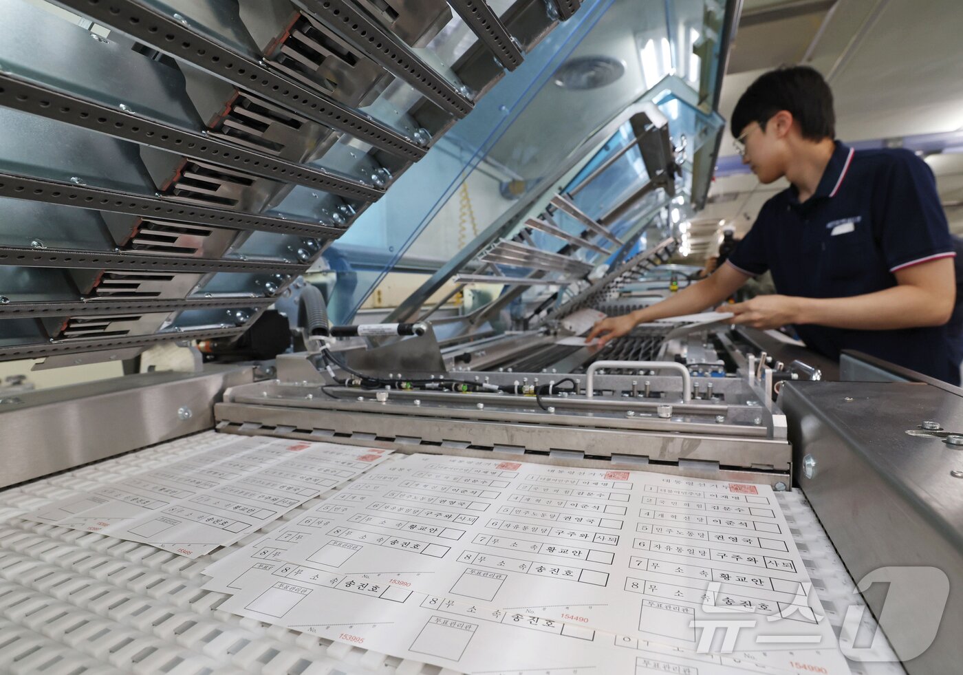 본문 이미지 - 제21대 대통령선거를 9일 앞둔 25일 경기 안양시 동안구의 한 인쇄소에서 관계자가 투표용지의 인쇄 상태를 검수하고 있다. &#40;공동취재&#41; 2025.5.25/뉴스1 ⓒ News1 김진환 기자