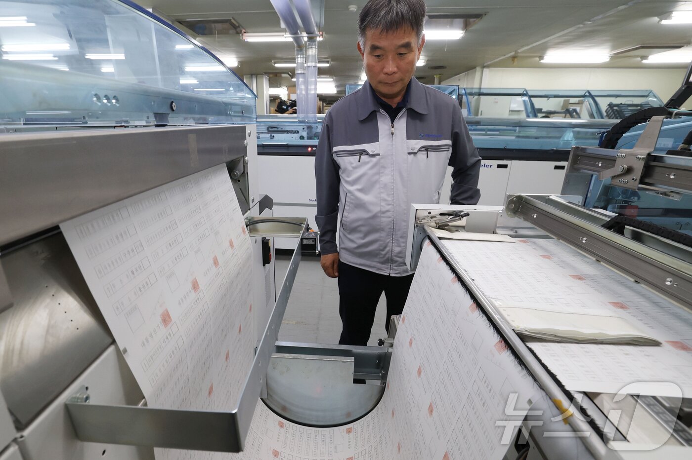 본문 이미지 - 제21대 대통령선거를 9일 앞둔 25일 경기 안양시 동안구의 한 인쇄소에서 본 대선에 쓰일 투표용지가 인쇄되고 있다. &#40;공동취재&#41; 2025.5.25/뉴스1 ⓒ News1 김진환 기자