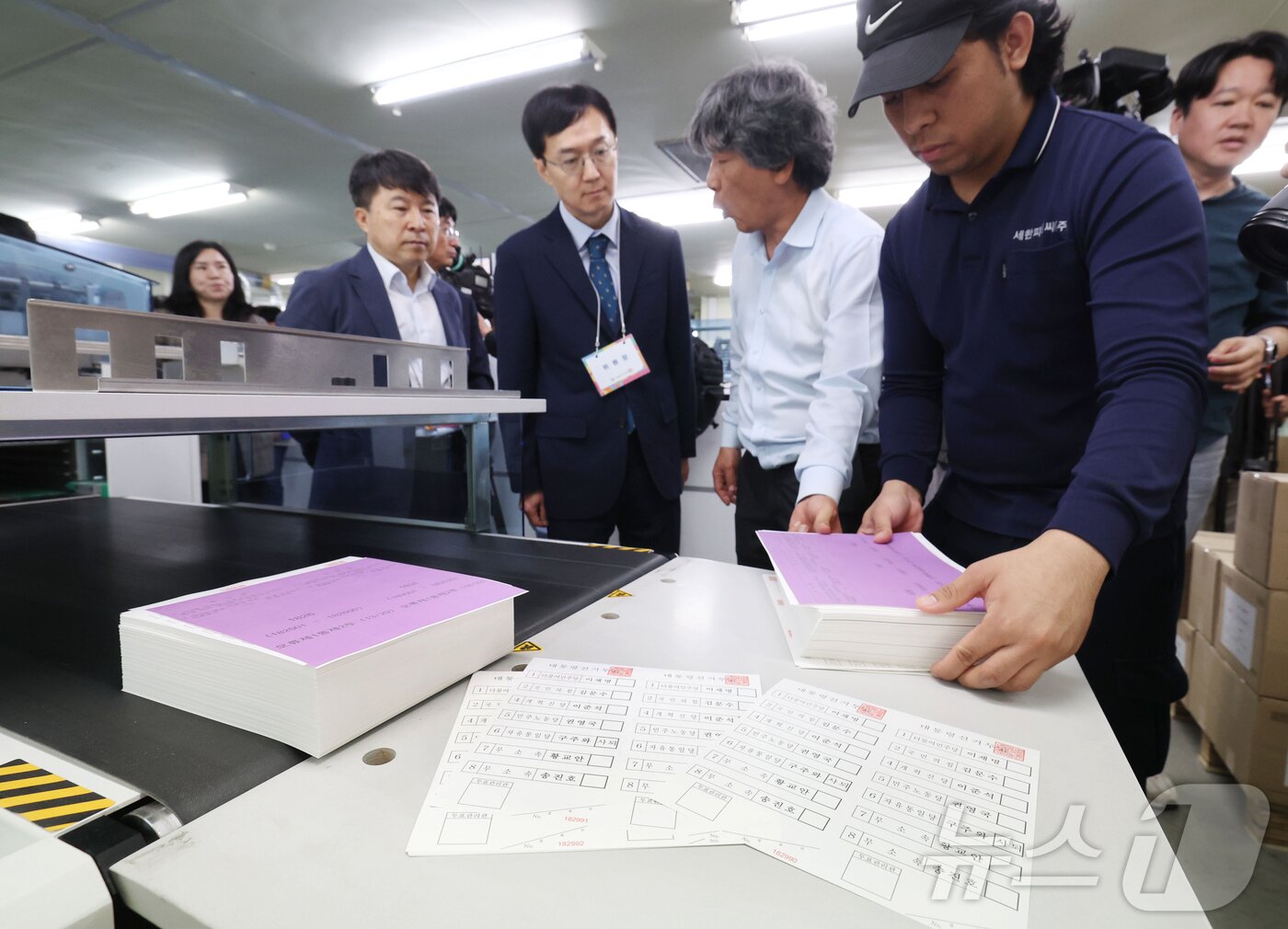 본문 이미지 - 제21대 대통령선거를 9일 앞둔 25일 오민석 서울특별시선거관리위원회 위원장이 경기 안양시 동안구의 한 인쇄소를 찾아 인쇄된 투표용지를 살펴보고 있다. &#40;공동취재&#41; 2025.5.25/뉴스1 ⓒ News1 김진환 기자