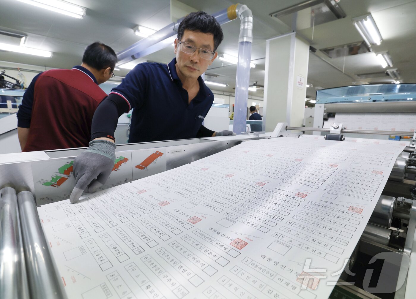 본문 이미지 - 제21대 대통령선거를 9일 앞둔 25일 경기 안양시 동안구의 한 인쇄소에서 관계자가 투표용지의 인쇄 상태를 확인하고 있다. &#40;공동취재&#41; 2025.5.25/뉴스1 ⓒ News1 김진환 기자