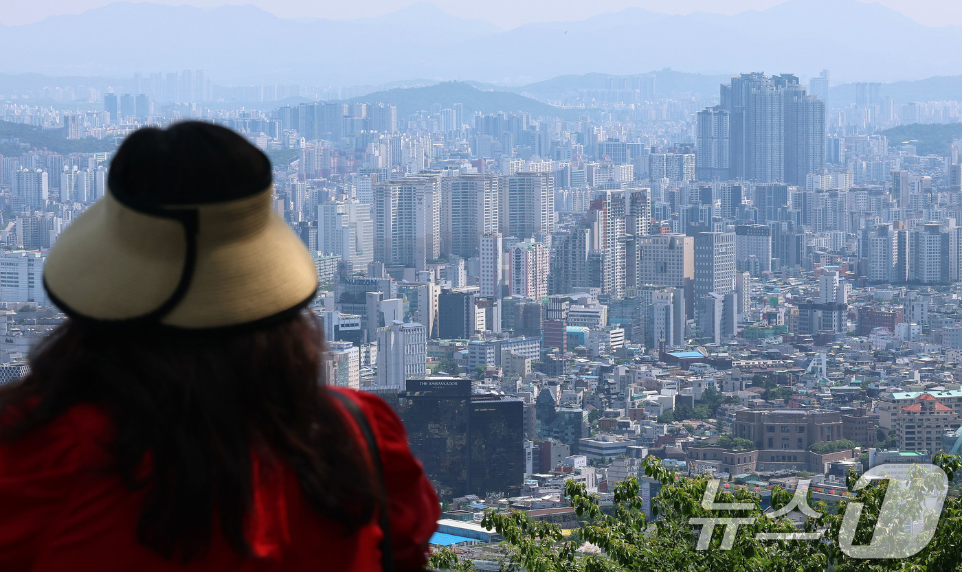 (서울=뉴스1) 박세연 기자 = 서울 아파트값이 16주 연속 상승세를 이어갔다.한국부동산원의 5월 셋째 주 전국 주간 아파트가격 동향 조사 결과에 따르면 서울은 0.13% 올라 1 …
