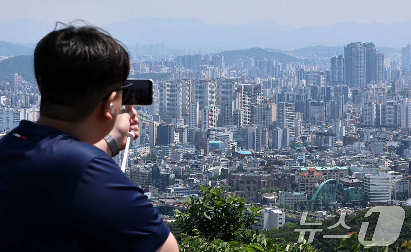 (서울=뉴스1) 박세연 기자 = 서울 아파트값이 16주 연속 상승세를 이어갔다.한국부동산원의 5월 셋째 주 전국 주간 아파트가격 동향 조사 결과에 따르면 서울은 0.13% 올라 1 …