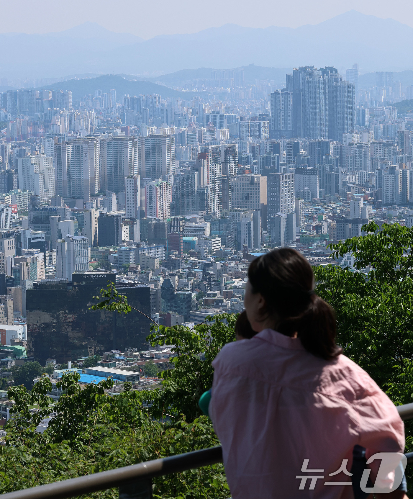 (서울=뉴스1) 박세연 기자 = 서울 아파트값이 16주 연속 상승세를 이어갔다.한국부동산원의 5월 셋째 주 전국 주간 아파트가격 동향 조사 결과에 따르면 서울은 0.13% 올라 1 …