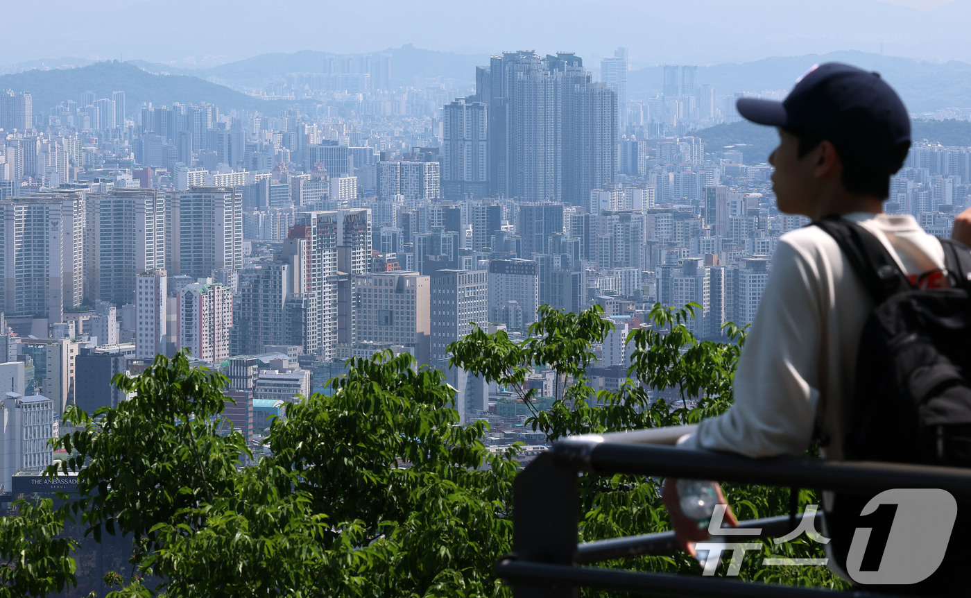 (서울=뉴스1) 박세연 기자 = 서울 아파트값이 16주 연속 상승세를 이어갔다.한국부동산원의 5월 셋째 주 전국 주간 아파트가격 동향 조사 결과에 따르면 서울은 0.13% 올라 1 …