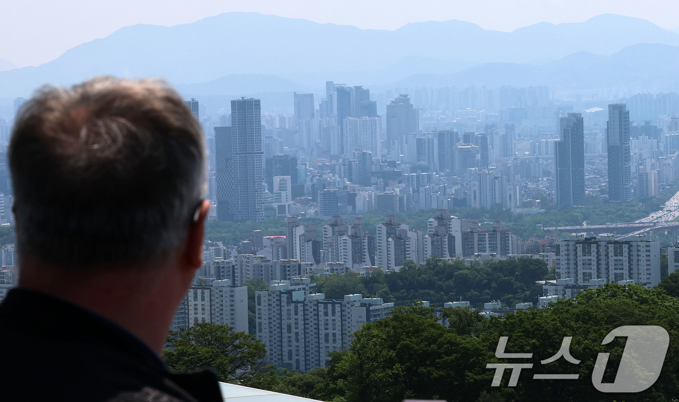 (서울=뉴스1) 박세연 기자 = 서울 아파트값이 16주 연속 상승세를 이어갔다.한국부동산원의 5월 셋째 주 전국 주간 아파트가격 동향 조사 결과에 따르면 서울은 0.13% 올라 1 …