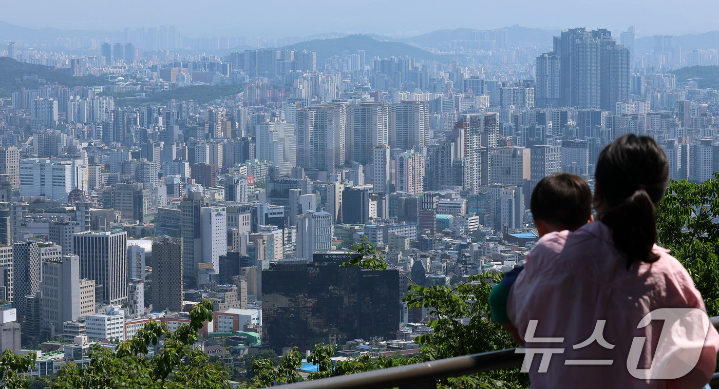 (서울=뉴스1) 박세연 기자 = 서울 아파트값이 16주 연속 상승세를 이어갔다.한국부동산원의 5월 셋째 주 전국 주간 아파트가격 동향 조사 결과에 따르면 서울은 0.13% 올라 1 …