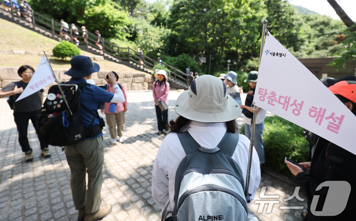 (서울=뉴스1) 허경 기자 = 서울시 관계자가 25일 서울 종로구 창의문에서 시작해 성불사, 탕춘대성, 홍지문으로 이어지는 해설 프로그램 출발에 앞서 코스를 설명하고 있다.서울시는 …