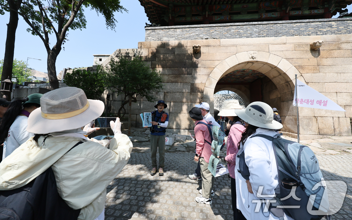 (서울=뉴스1) 허경 기자 = 서울시 관계자가 25일 서울 종로구 창의문에서 시작해 성불사, 탕춘대성, 홍지문으로 이어지는 해설 프로그램 출발에 앞서 코스를 설명하고 있다.서울시는 …