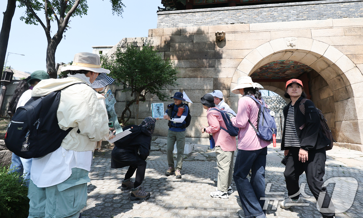 (서울=뉴스1) 허경 기자 = 서울시 관계자가 25일 서울 종로구 창의문에서 시작해 성불사, 탕춘대성, 홍지문으로 이어지는 해설 프로그램 출발에 앞서 코스를 설명하고 있다.서울시는 …