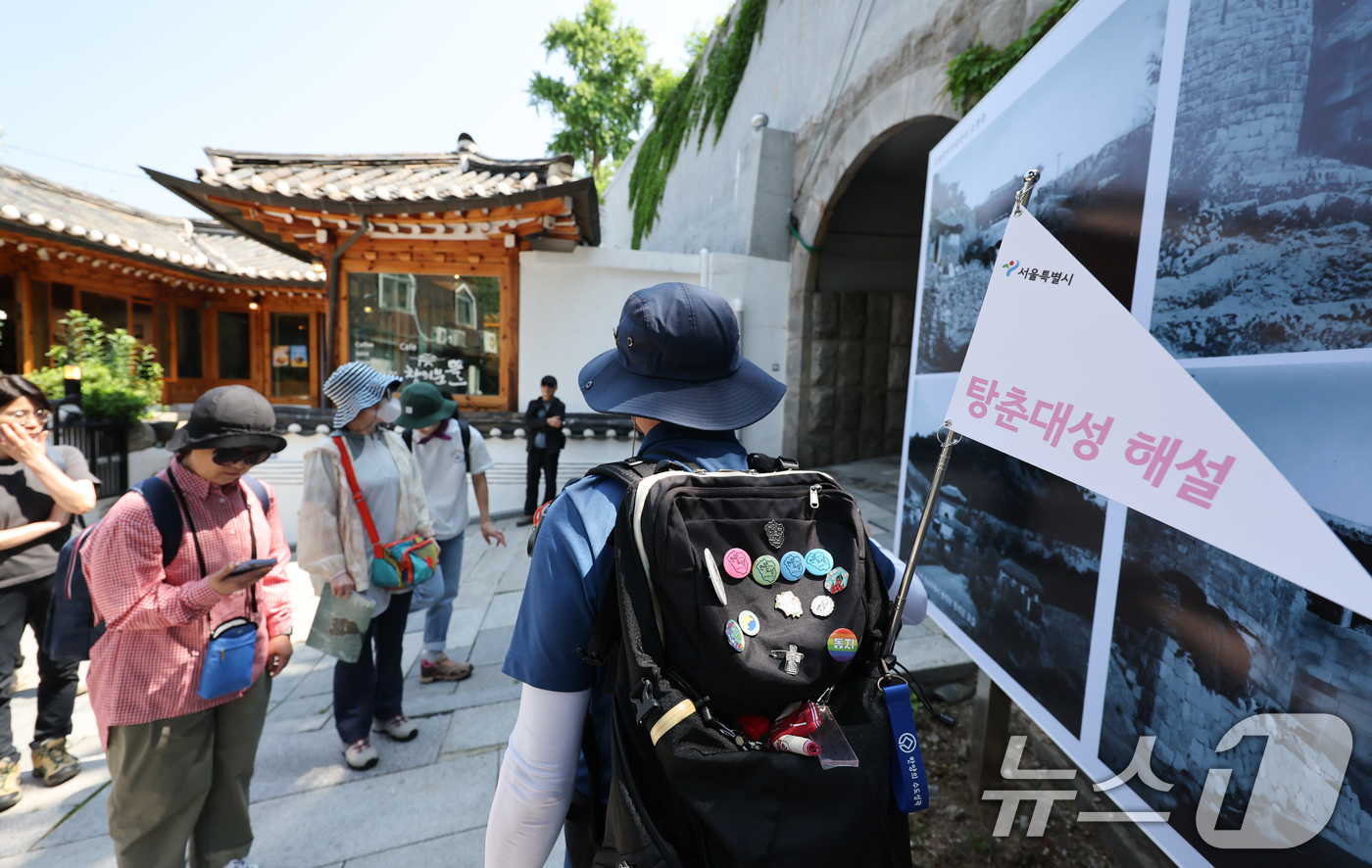 (서울=뉴스1) 허경 기자 = 서울시 관계자가 25일 서울 종로구 창의문에서 시작해 성불사, 탕춘대성, 홍지문으로 이어지는 해설 프로그램 출발에 앞서 코스를 설명하고 있다.서울시는 …