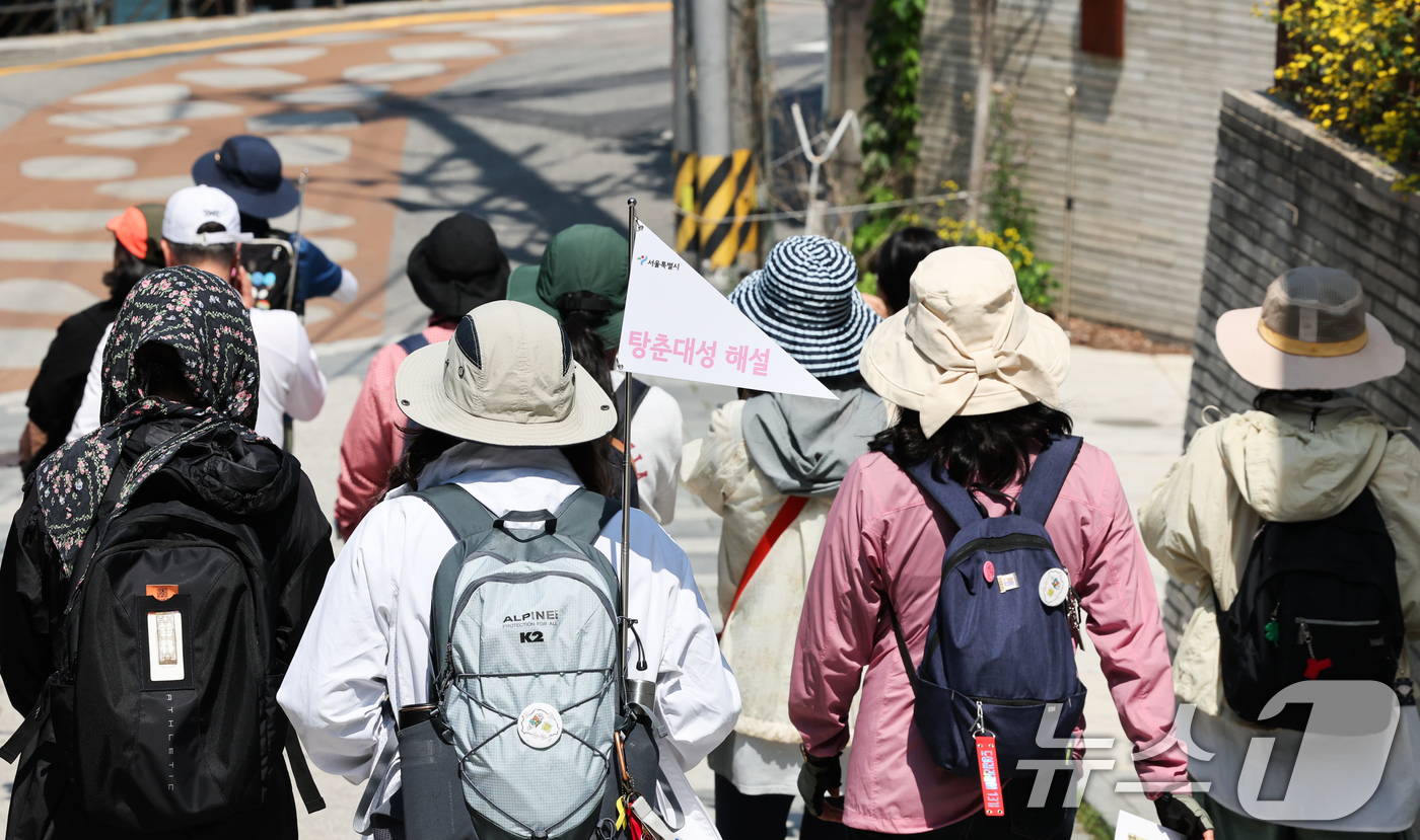 (서울=뉴스1) 허경 기자 = 25일 서울 종로구 창의문에서 시작해 성불사, 탕춘대성, 홍지문으로 이어지는 해설 프로그램 코스에 참가한 시민들이 출발하고 있다.서울시는 국가유산 ' …