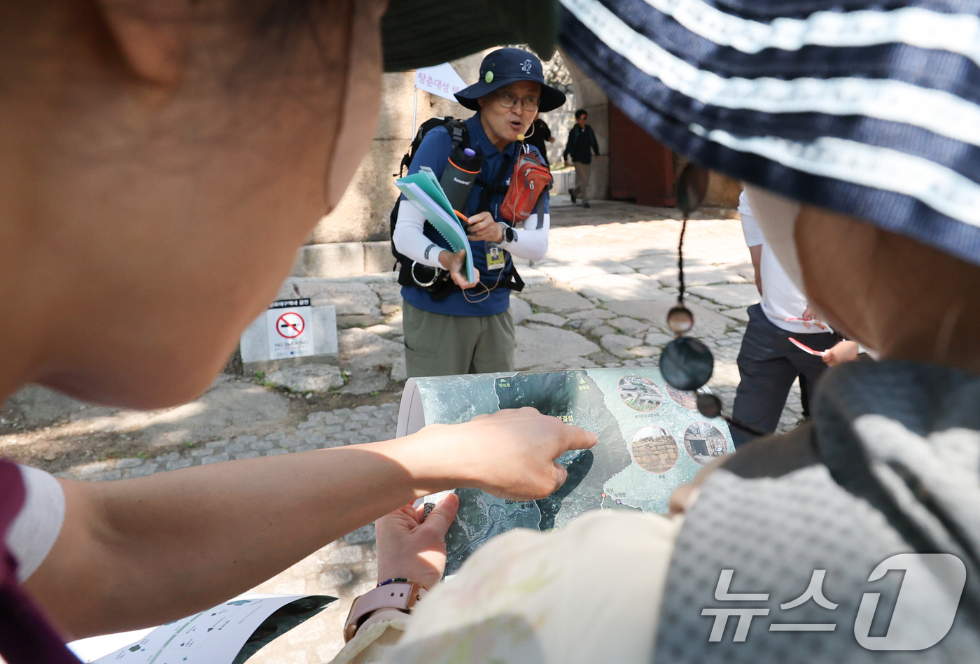 (서울=뉴스1) 허경 기자 = 서울시 관계자가 25일 서울 종로구 창의문에서 시작해 성불사, 탕춘대성, 홍지문으로 이어지는 해설 프로그램 출발에 앞서 코스를 설명하고 있다.서울시는 …