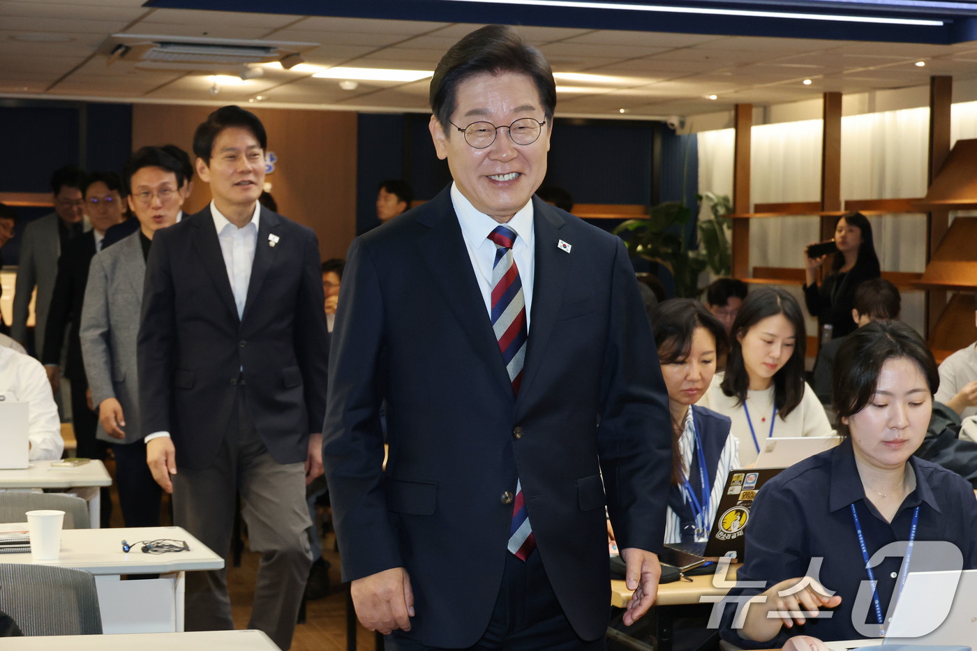 (서울=뉴스1) 이광호 기자 = 이재명 더불어민주당 대통령 후보가 25일 오전 서울 여의도 중앙당사에서 열린 기자간담회에 입장하고 있다. 2025.5.25/뉴스1