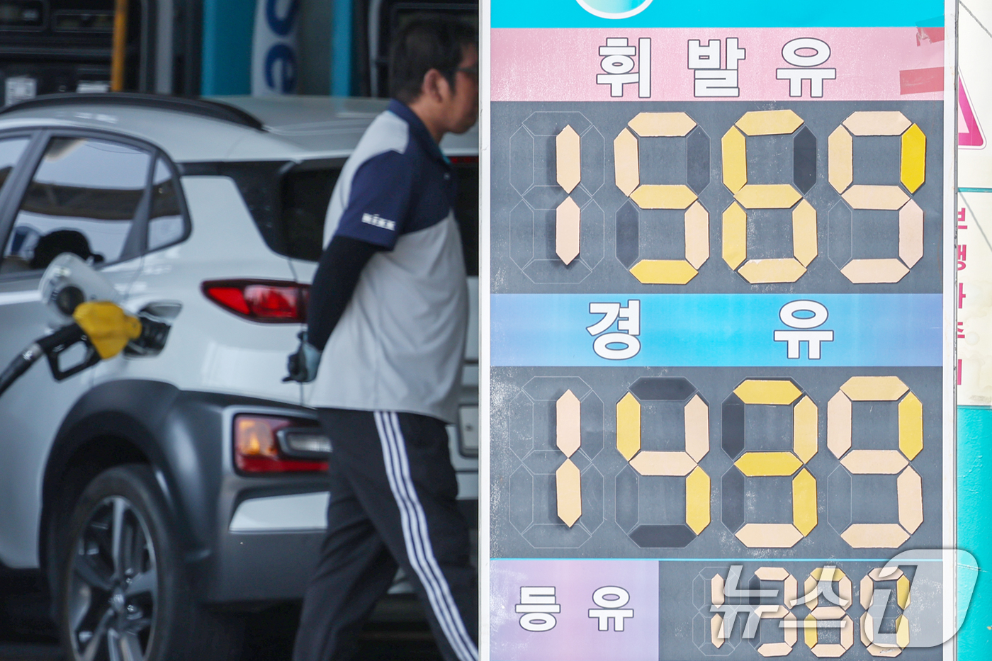 (서울=뉴스1) 민경석 기자 = 전국 주유소 기름값이 소폭 하락하며 지난주와 비슷한 수준을 유지했다.한국석유공사 유가정보시스템 오피넷에 따르면 5월 셋째 주 휘발유 평균 가격은 리 …