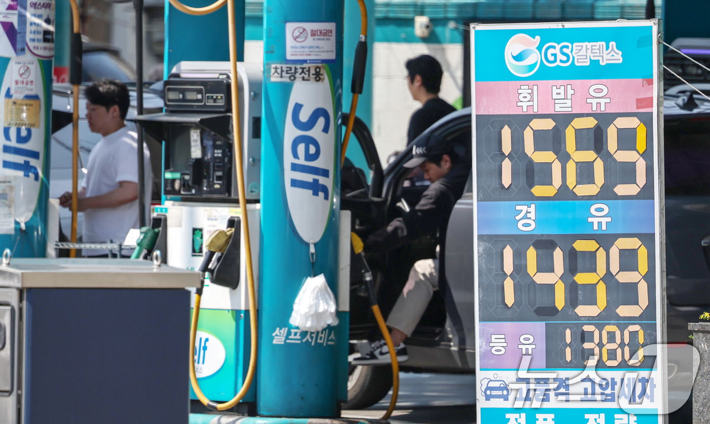 (서울=뉴스1) 민경석 기자 = 전국 주유소 기름값이 소폭 하락하며 지난주와 비슷한 수준을 유지했다.한국석유공사 유가정보시스템 오피넷에 따르면 5월 셋째 주 휘발유 평균 가격은 리 …