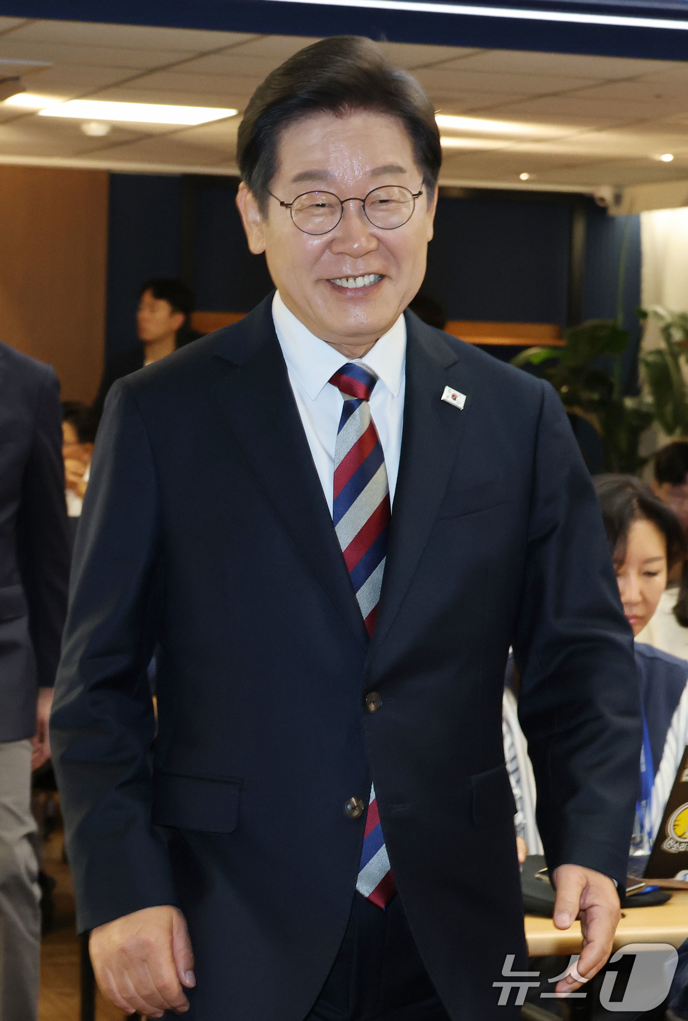 (서울=뉴스1) 이광호 기자 = 이재명 더불어민주당 대통령 후보가 25일 오전 서울 여의도 중앙당사에서 열린 기자간담회에 입장하고 있다. 2025.5.25/뉴스1