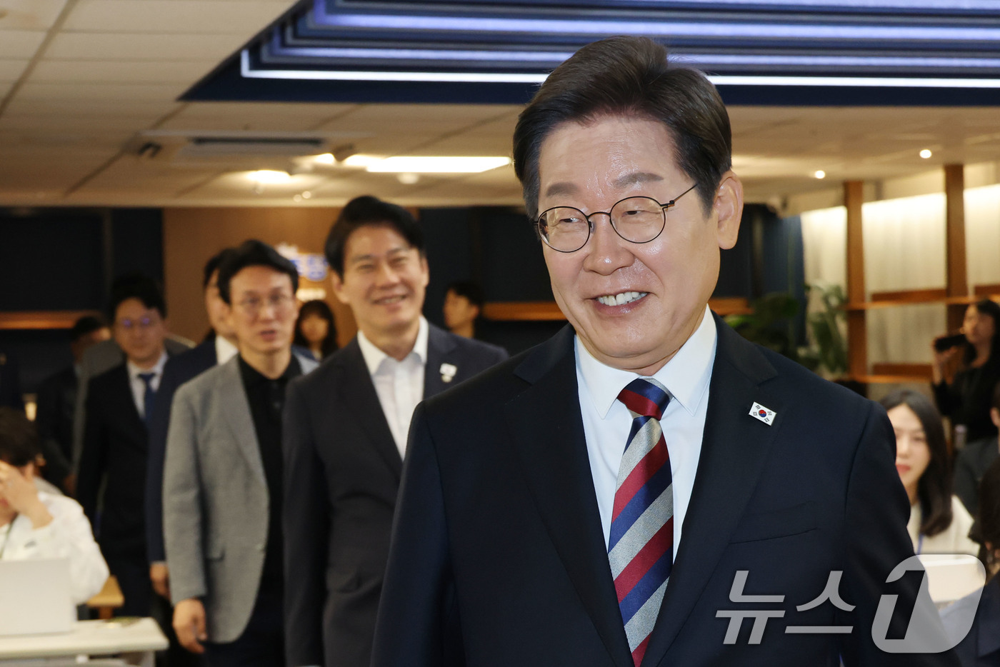 (서울=뉴스1) 이광호 기자 = 이재명 더불어민주당 대통령 후보가 25일 오전 서울 여의도 중앙당사에서 열린 기자간담회에 입장하고 있다. 2025.5.25/뉴스1