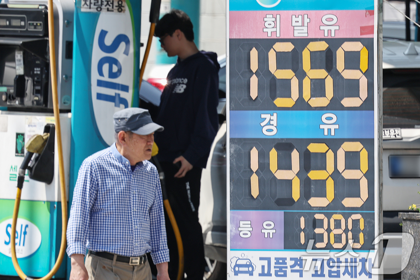 (서울=뉴스1) 민경석 기자 = 전국 주유소 기름값이 소폭 하락하며 지난주와 비슷한 수준을 유지했다.한국석유공사 유가정보시스템 오피넷에 따르면 5월 셋째 주 휘발유 평균 가격은 리 …