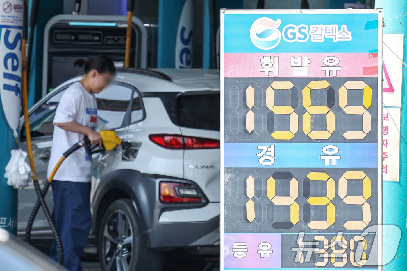 (서울=뉴스1) 민경석 기자 = 전국 주유소 기름값이 소폭 하락하며 지난주와 비슷한 수준을 유지했다.한국석유공사 유가정보시스템 오피넷에 따르면 5월 셋째 주 휘발유 평균 가격은 리 …